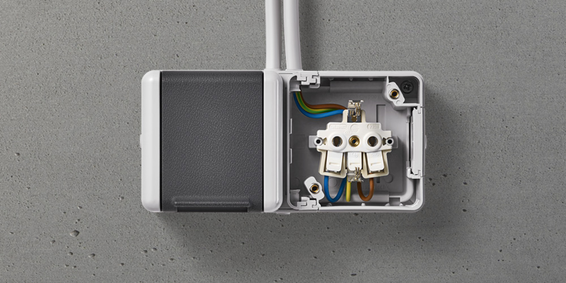 Doppelsteckdose mit Trennsteg bei K&K Elektrotechnik in Fürth